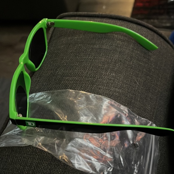 SALE!!! NWT TD STYLISH SUNGLASSES 🔥🔥🔥🔥 - Picture 4 of 9